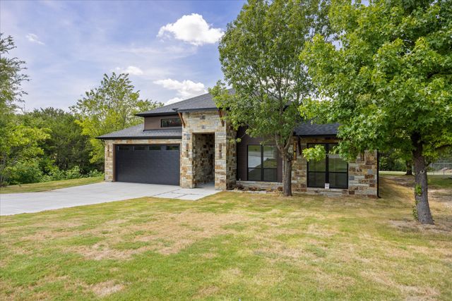210 Knob Hill Drive, Granbury, TX 76048