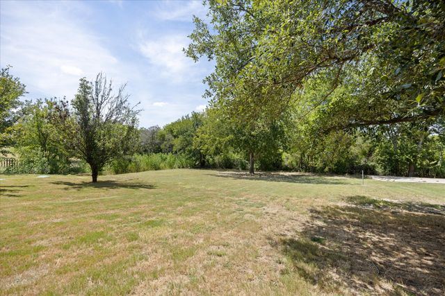 210 Knob Hill Drive, Granbury, TX 76048