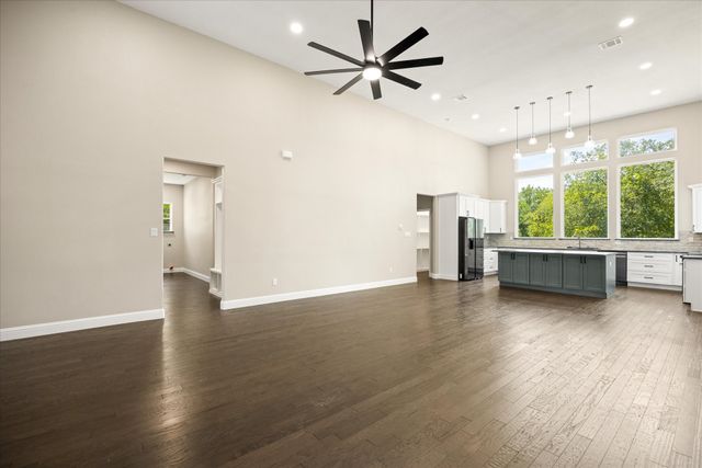 210 Knob Hill Drive, Granbury, TX 76048