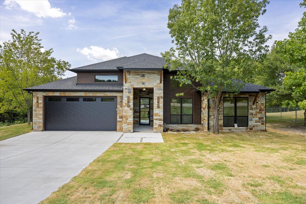 210 Knob Hill Drive, Granbury, TX 76048