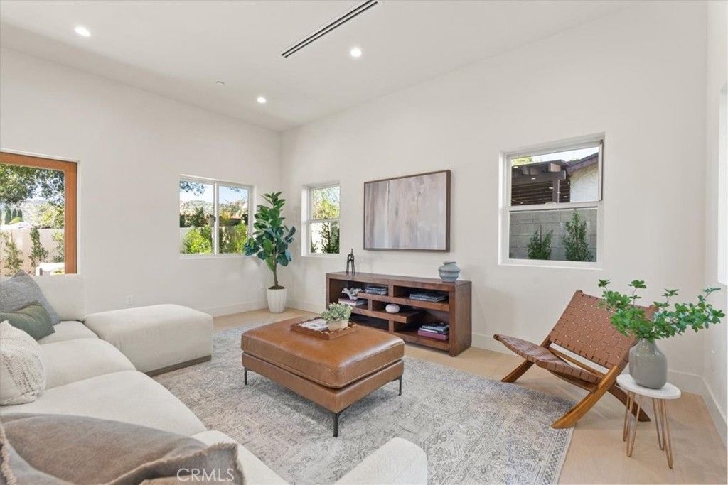 Image 20 of property listing at 10505 Jordan, Chatsworth, CA 91311