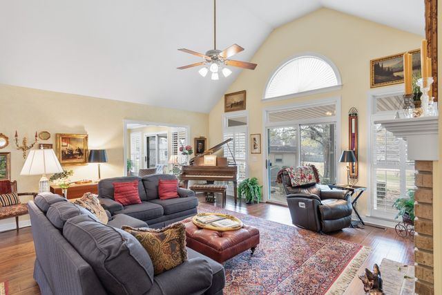 322 Creekwood Ct, Gallatin, TN 37066