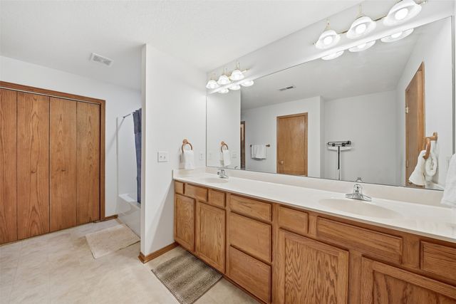 3012 E Highview Drive, Des Moines, IA 50320