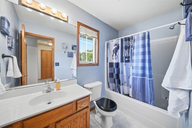 3012 E Highview Drive, Des Moines, IA 50320