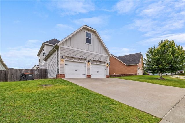 1114 Chancery Lane, Cave Springs, AR 72718