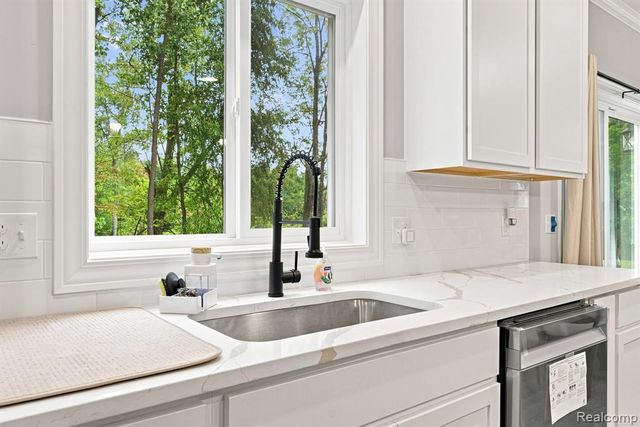 6149 Woodridge Lane, Grand Blanc, MI 48439