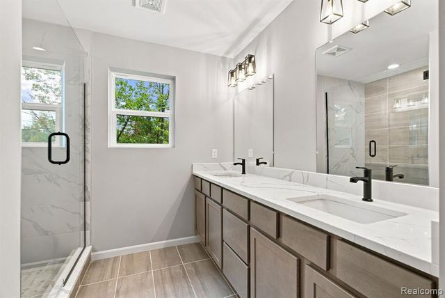 6149 Woodridge Lane, Grand Blanc, MI 48439