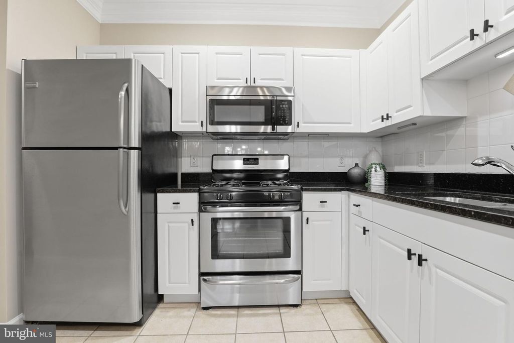 Image 10 of property listing at 7 GRANITE PL #214, Gaithersburg, MD 20878