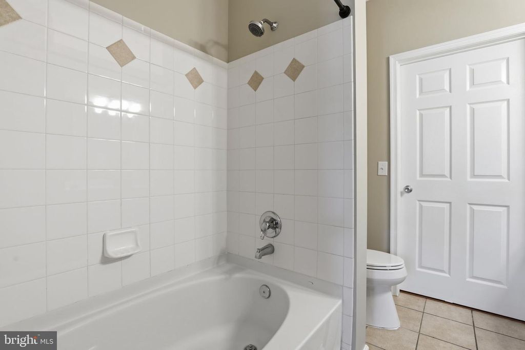 Image 19 of property listing at 7 GRANITE PL #214, Gaithersburg, MD 20878