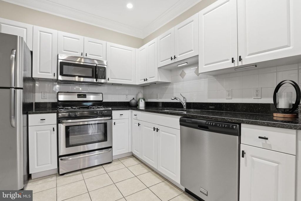 Image 2 of property listing at 7 GRANITE PL #214, Gaithersburg, MD 20878