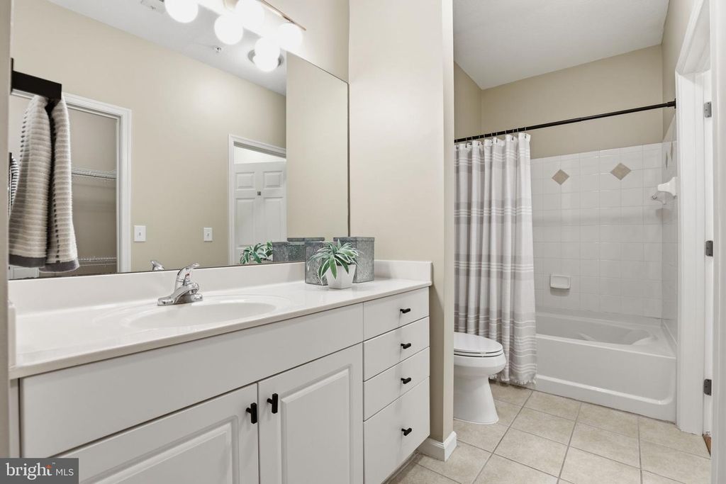 Image 23 of property listing at 7 GRANITE PL #214, Gaithersburg, MD 20878