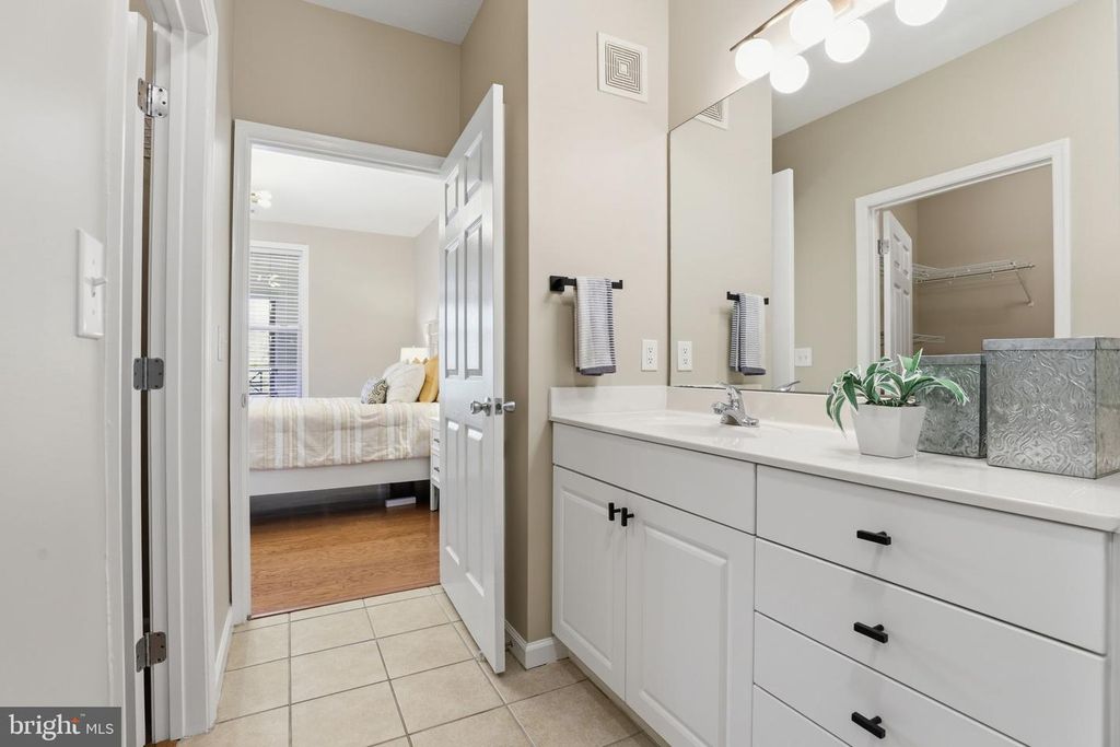 Image 24 of property listing at 7 GRANITE PL #214, Gaithersburg, MD 20878