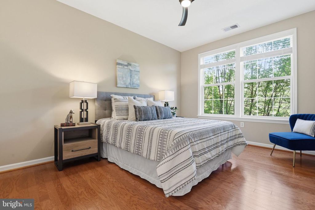 Image 6 of property listing at 7 GRANITE PL #214, Gaithersburg, MD 20878