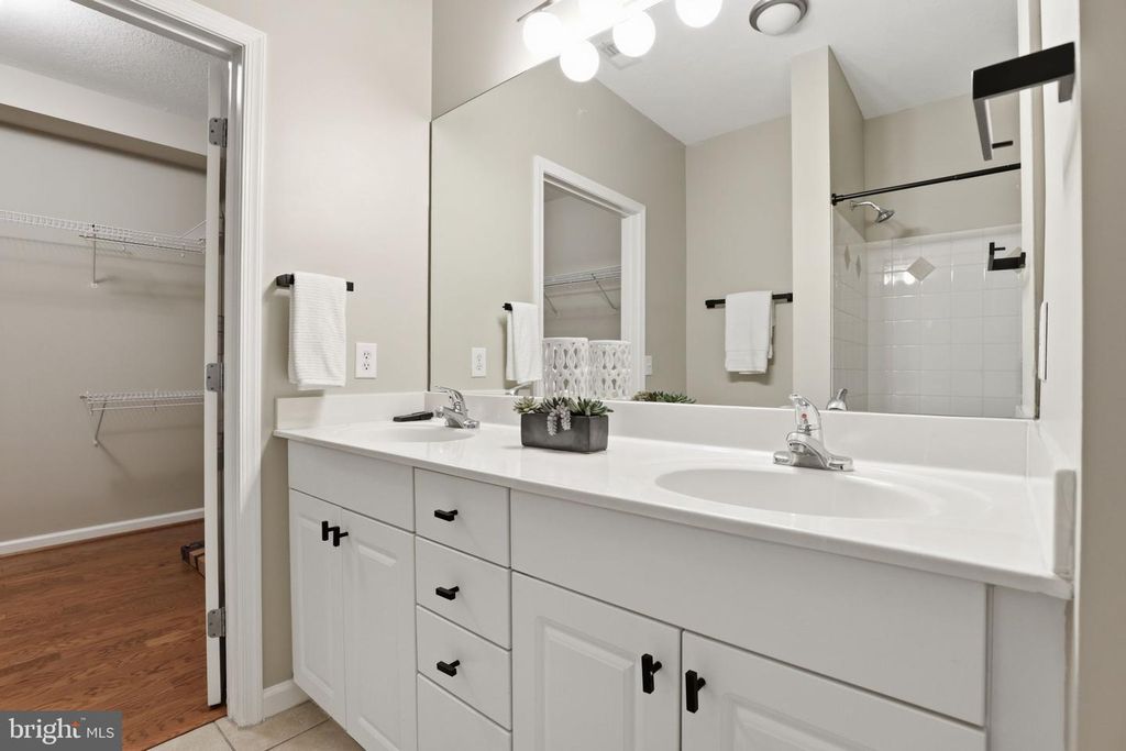 Image 7 of property listing at 7 GRANITE PL #214, Gaithersburg, MD 20878