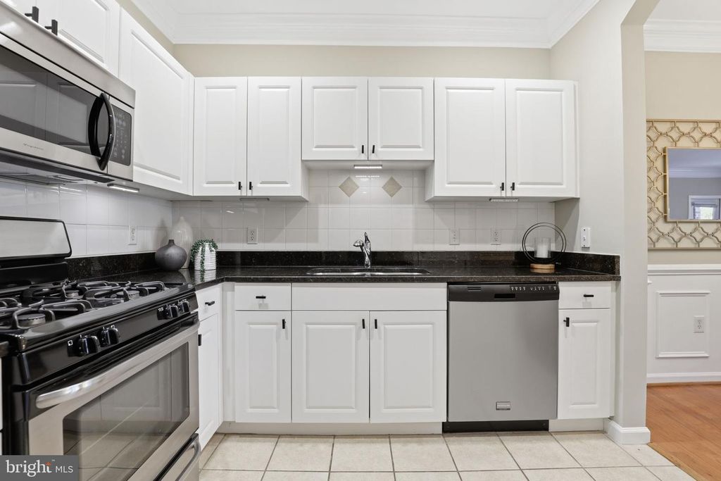 Image 8 of property listing at 7 GRANITE PL #214, Gaithersburg, MD 20878