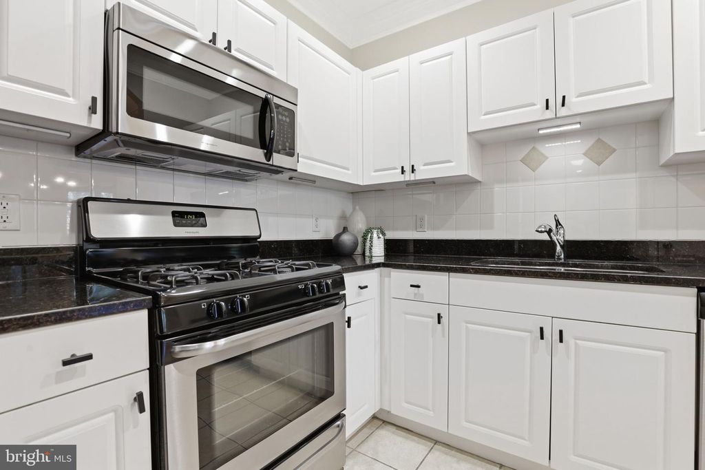 Image 9 of property listing at 7 GRANITE PL #214, Gaithersburg, MD 20878
