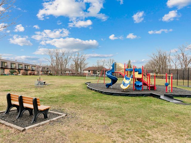 10 Cour Masson 10, Palos Hills, IL 60465