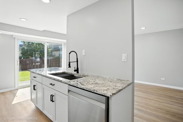 10 Cour Masson 10, Palos Hills, IL 60465