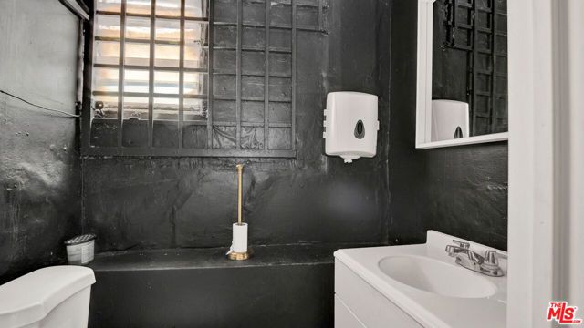 6072 York Boulevard, Los Angeles, CA 90042