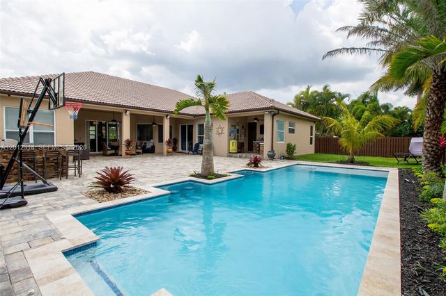 2910 Fairways Dr, Homestead, FL 33035