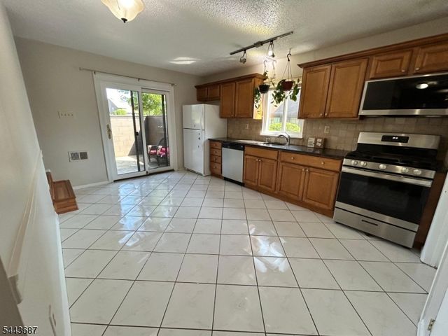17 Westgate Dr, Edison Twp., NJ 08820
