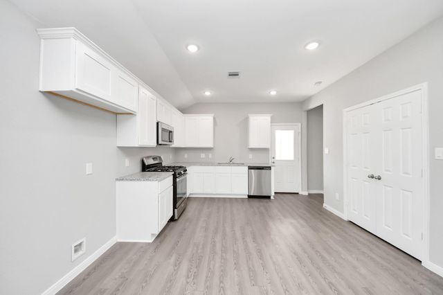 807 Jefferson Ave, Cleveland, TX 77327