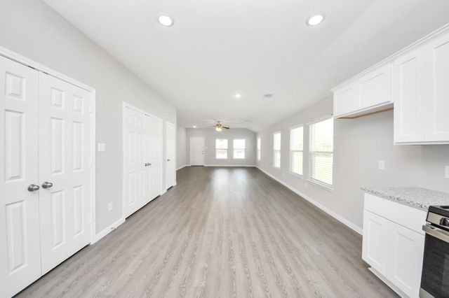 807 Jefferson Ave, Cleveland, TX 77327