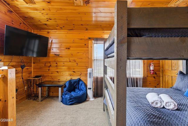 423 Big Bear Way, Pigeon Forge, TN 37863