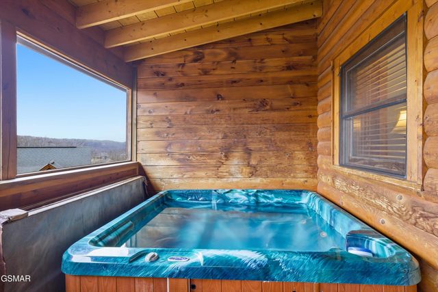 423 Big Bear Way, Pigeon Forge, TN 37863