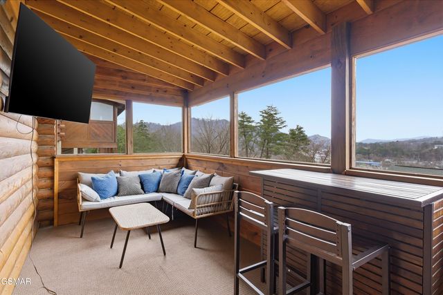 423 Big Bear Way, Pigeon Forge, TN 37863