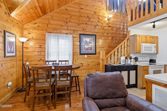 423 Big Bear Way, Pigeon Forge, TN 37863