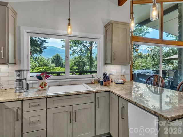 43 Red Oak Drive, Maggie Valley, NC 28751