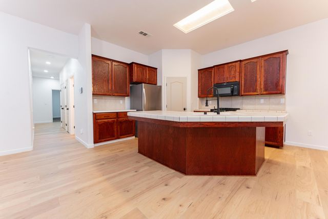 1360 N Jennifer Way, Porterville, CA 93257