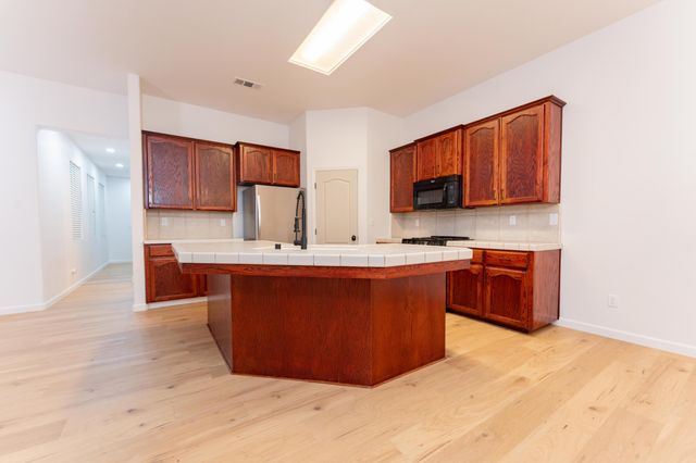 1360 N Jennifer Way, Porterville, CA 93257