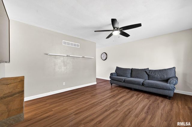 616 S SWEETBRIAR Drive, Chillicothe, IL 61523