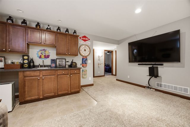 912 Dorchester Place NE, Cedar Rapids, IA 52402