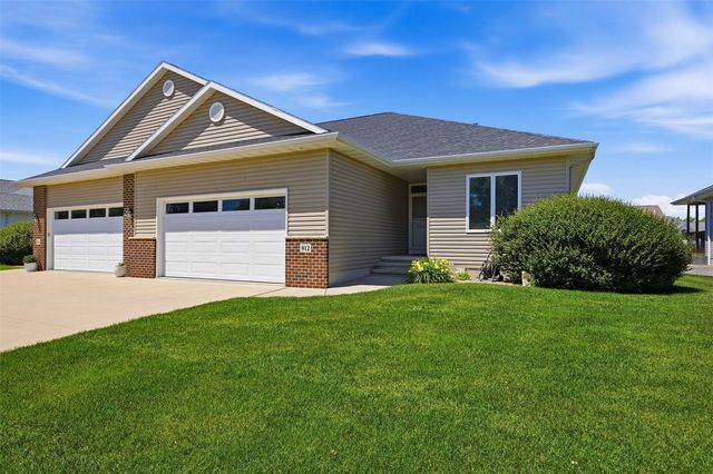 912 Dorchester Place NE, Cedar Rapids, IA 52402