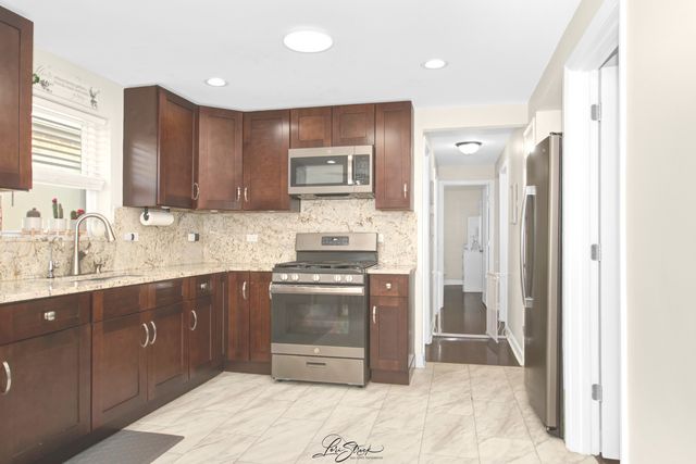 11046 S Ewing Avenue, Chicago, IL 60617