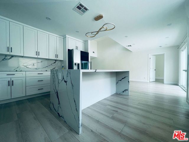 22131 Victory Boulevard, Woodland Hills, CA 91303