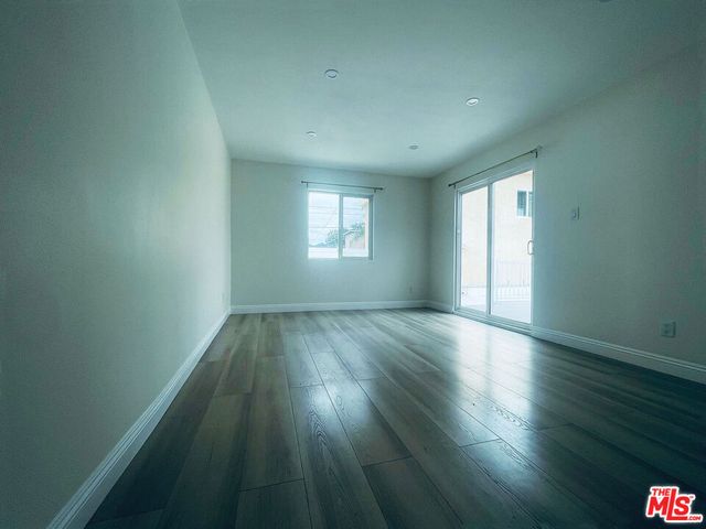 22131 Victory Boulevard, Woodland Hills, CA 91303