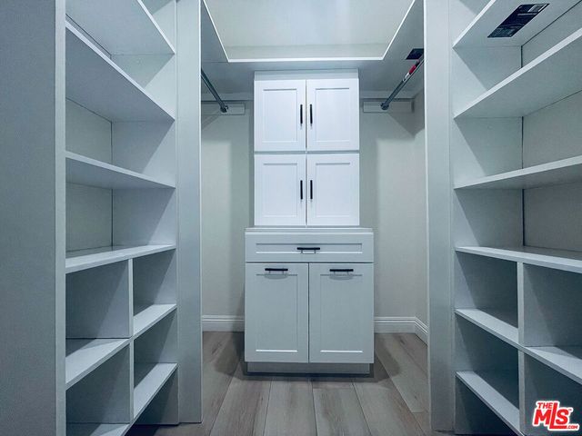 22131 Victory Boulevard, Woodland Hills, CA 91303