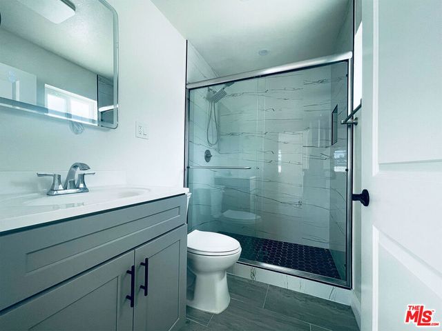 22131 Victory Boulevard, Woodland Hills, CA 91303