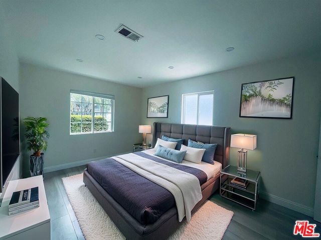 22131 Victory Boulevard, Woodland Hills, CA 91303