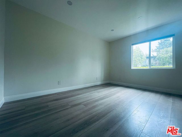 22131 Victory Boulevard, Woodland Hills, CA 91303