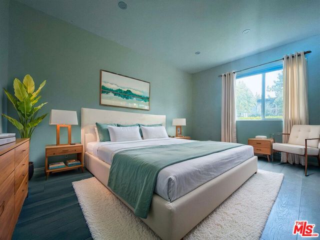 22131 Victory Boulevard, Woodland Hills, CA 91303