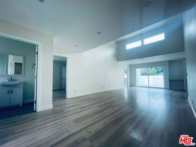 22131 Victory Boulevard, Woodland Hills, CA 91303