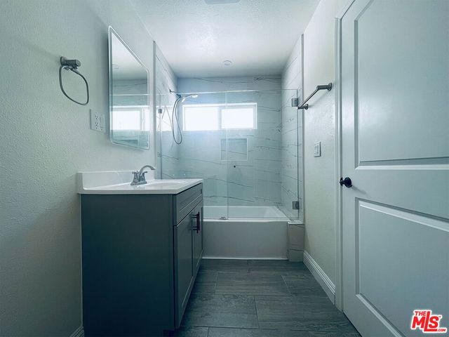 22131 Victory Boulevard, Woodland Hills, CA 91303