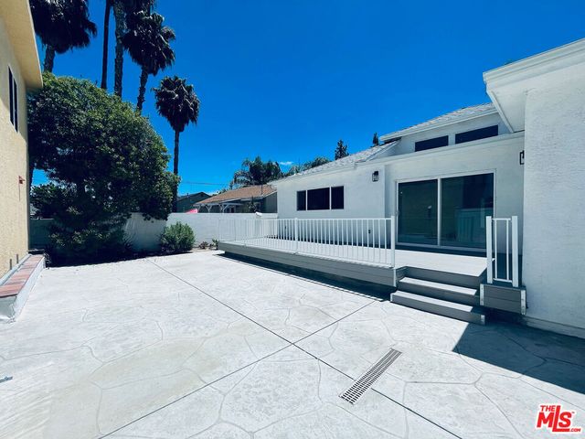 22131 Victory Boulevard, Woodland Hills, CA 91303