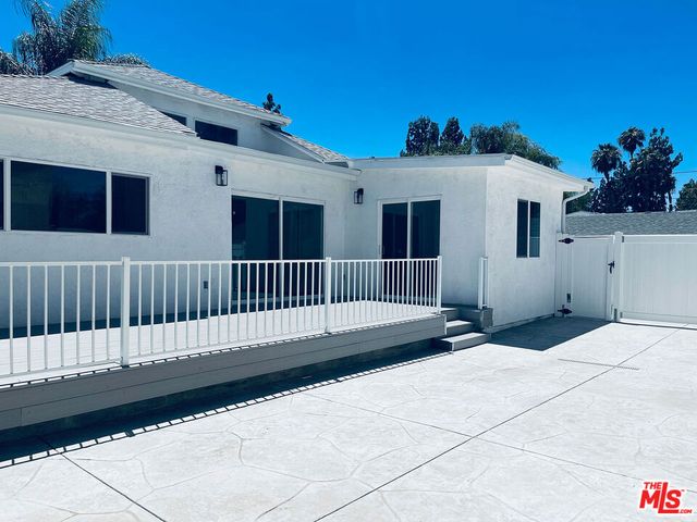 22131 Victory Boulevard, Woodland Hills, CA 91303