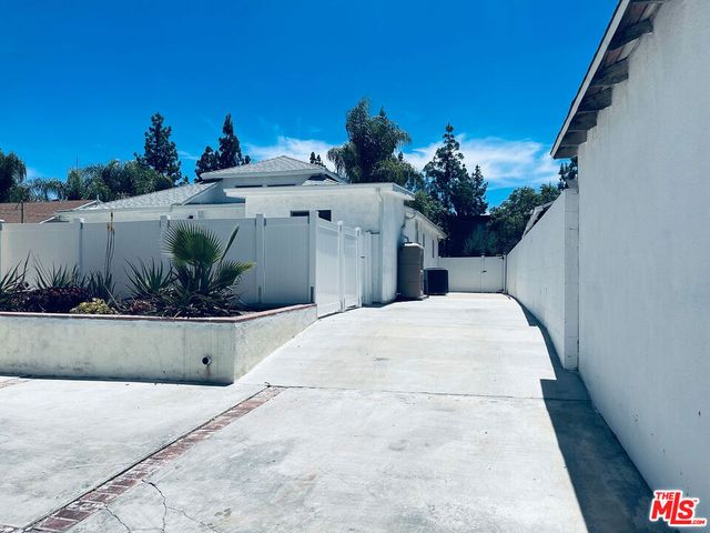 22131 Victory Boulevard, Woodland Hills, CA 91303